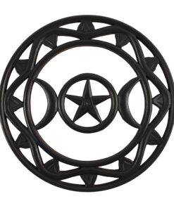 Puidust kolmene kuu pentagrammiga