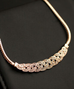 Kaelakee väikeste kristallidega