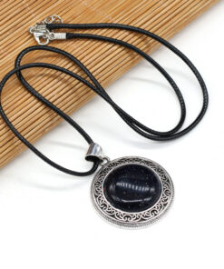 Suure naturaalse kiviga hõbedane ripats nööriga