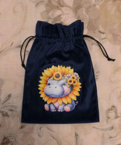 Blue velvet bag with hippo 18 x 24 cm