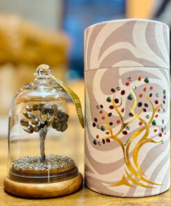 Püriit kristallipuu kupli all