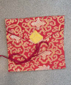 Punane kuldse mustriga brokaadsiid mapp