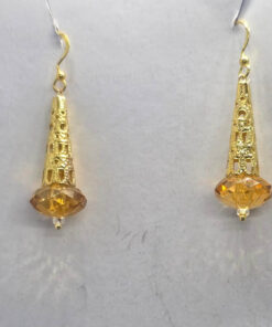 Kollase kristalliga kuldsed koonuse kujuga kõrvarõngad