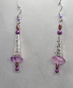 Lillade helmestega pikad koonuse kujuga kõrvarõngad