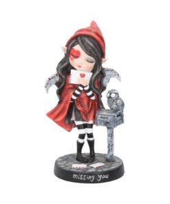 Punase keebiga haldjas postkasti juures