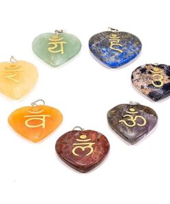 Südame kujuga naturaalsest kivist kuldse tšakra graveeringuga kaelaripats