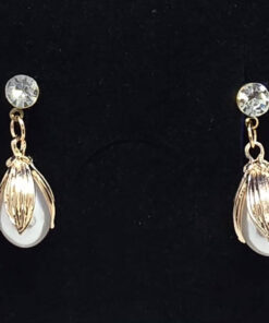 Kuldsed ovaalse pärliga rippuvad kõrvarõngad