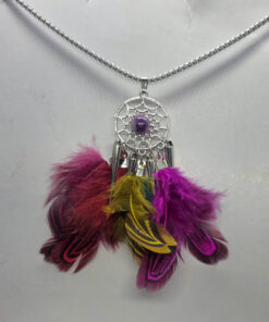 Värviliste sulgedega unepüüdjaga kaelaripats ketiga