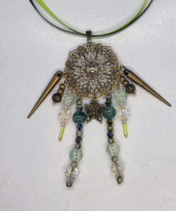 Rohelise paela ja helmestega pronksi värvi kaelaripats liblikaga