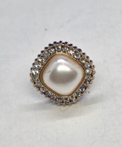 Kuldne kristallide ja pärliga sõrmus