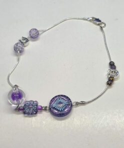 Hobuseraua ja lillade helmestega hõbe jalakett