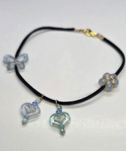 Siniste südametega must seemisnahkne jalavõru