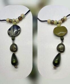 Roheliste helmestega musta nööriga kaelaehe