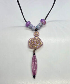 Roosa roosi ripatsiga kaelakee