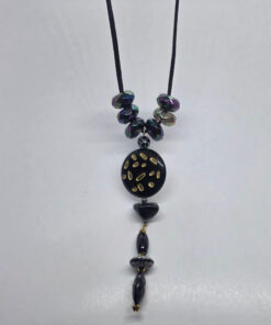 Must pärlite ripatsiga kaelakee nööriga