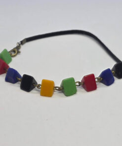 Värviliste kolmnurkadega käevõru