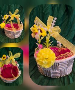 Kollaste lilledega kinkekorv