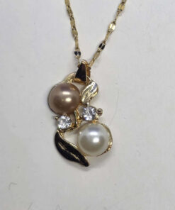 Ketiga kuldne ripats valge/beeži pärliga