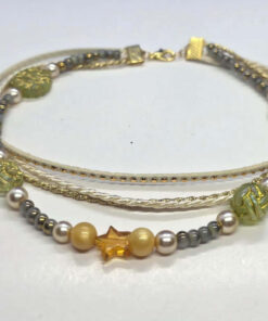 Mitmekihiline hele roheliste helmestega jalavõru