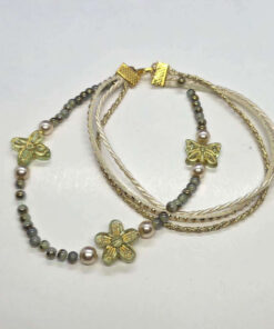 Hele roheliste helmestega mitmekihiline käevõru